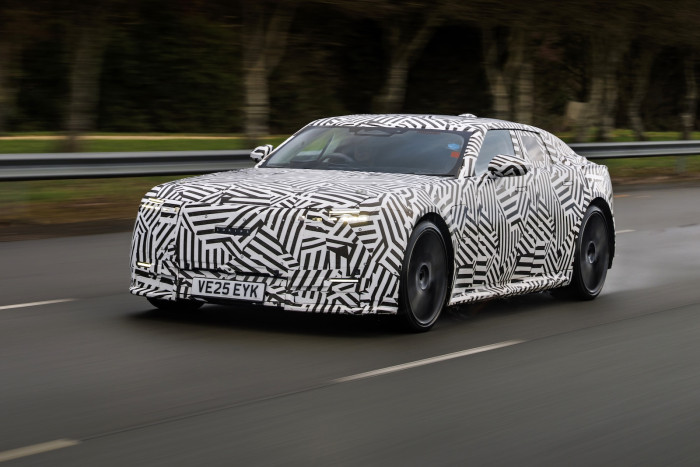 Der Jaguar GT hat eine gewaltige Front mit stechenden LED-Augen. (Bild: Nick Dimbleby)